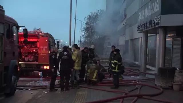 Mobilya imalathanesinde çıkan yangın söndürüldü Mobilya imalathanesinde çıkan yangın söndürüldü