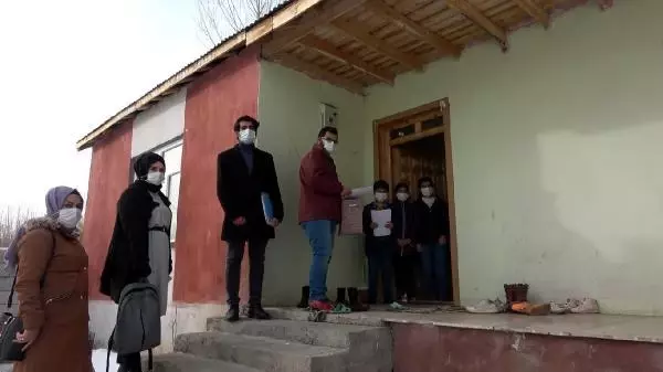 Öğrencilerinin eğitimi için kapı kapı dolaşıyorlar Öğrencilerinin eğitimi için kapı kapı dolaşıyorlar