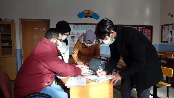Öğrencilerinin eğitimi için kapı kapı dolaşıyorlar Öğrencilerinin eğitimi için kapı kapı dolaşıyorlar