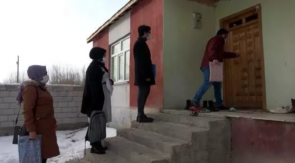 Öğrencilerinin eğitimi için kapı kapı dolaşıyorlar Öğrencilerinin eğitimi için kapı kapı dolaşıyorlar