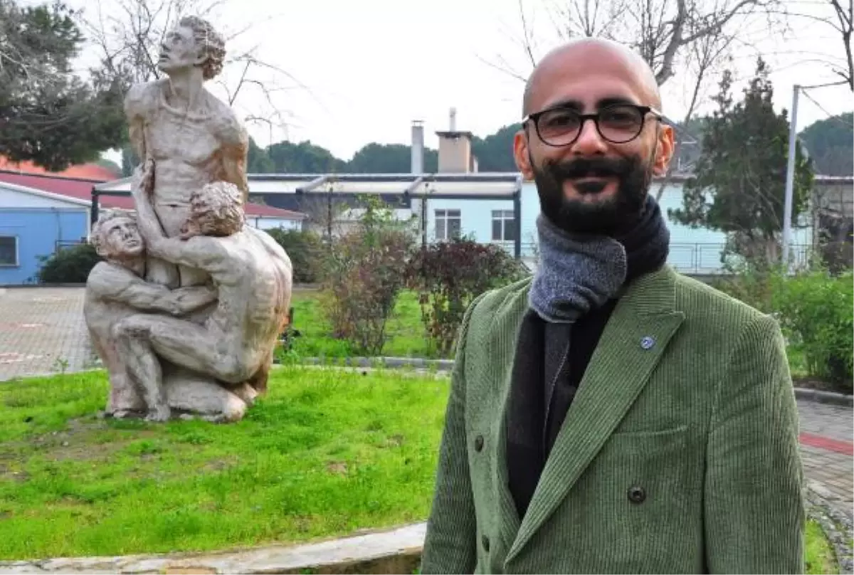 Sağlığına kavuştuğu hastanede masal terapisiyle 'şifa' dağıtıyor