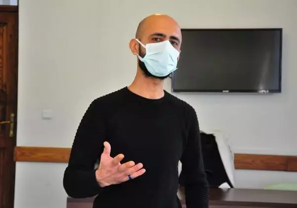 Sağlığına kavuştuğu hastanede masal terapisiyle 'şifa' dağıtıyor Sağlığına kavuştuğu hastanede masal terapisiyle 'şifa' dağıtıyor