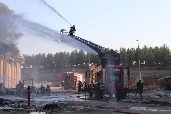 ŞANLIURFA - Lojistik deposunda çıkan yangın kontrol altına alındı ŞANLIURFA - Lojistik deposunda çıkan yangın kontrol altına alındı