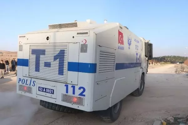ŞANLIURFA - Lojistik deposunda çıkan yangın kontrol altına alındı ŞANLIURFA - Lojistik deposunda çıkan yangın kontrol altına alındı