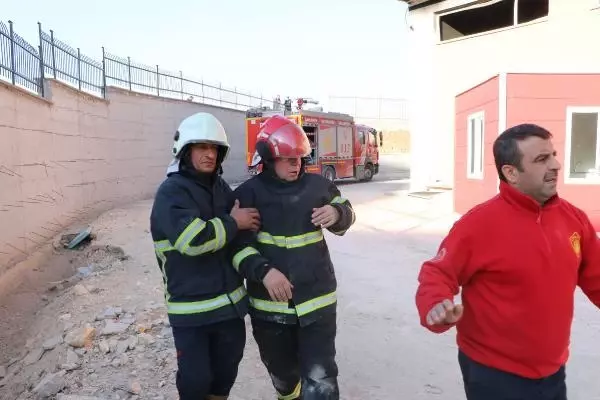 ŞANLIURFA - Lojistik deposunda çıkan yangın kontrol altına alındı ŞANLIURFA - Lojistik deposunda çıkan yangın kontrol altına alındı