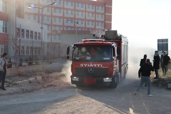 ŞANLIURFA - Lojistik deposunda çıkan yangın kontrol altına alındı ŞANLIURFA - Lojistik deposunda çıkan yangın kontrol altına alındı