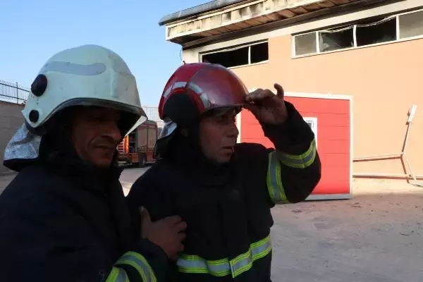 ŞANLIURFA - Lojistik deposunda çıkan yangın kontrol altına alındı ŞANLIURFA - Lojistik deposunda çıkan yangın kontrol altına alındı