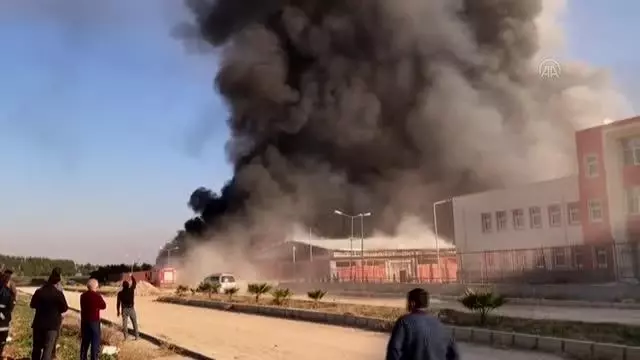 ŞANLIURFA - Lojistik deposunda çıkan yangın kontrol altına alındı ŞANLIURFA - Lojistik deposunda çıkan yangın kontrol altına alındı