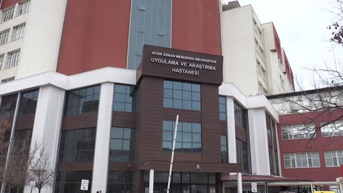 Tıp öğrencisi, sağlık çalışanlarının Kovid-19'la mücadelesini hastane duvarına resmetti
