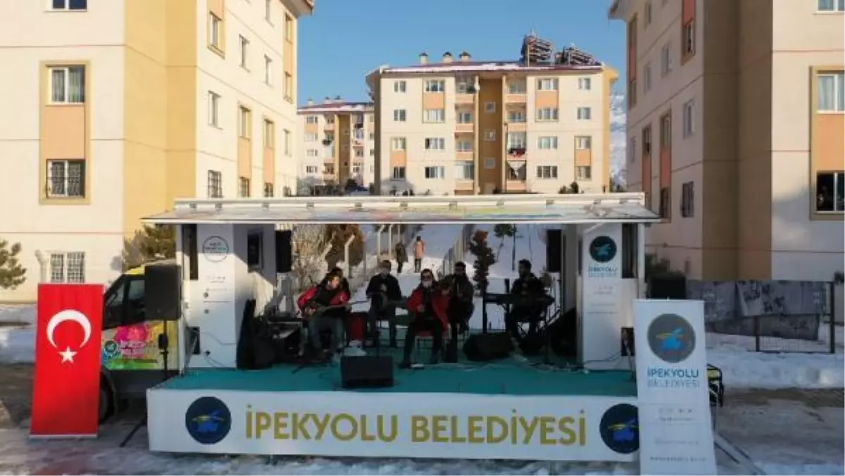 Van'da kısıtlamada evde kalanlara sokak konseri