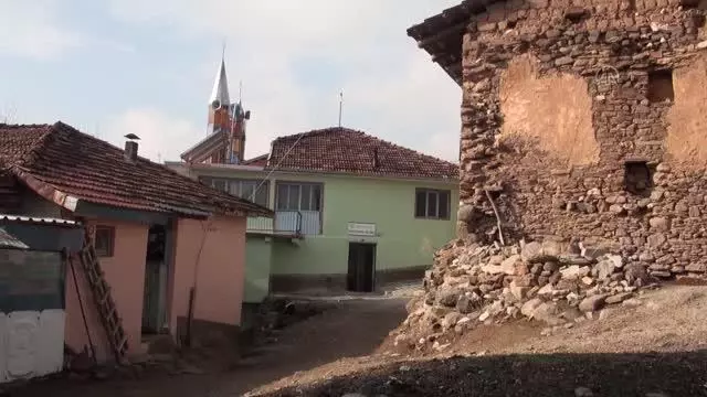Ahatlar köyünün 136 yıllık camisinin kalem işi süslemeleri göz kamaştırıyor Ahatlar köyünün 136 yıllık camisinin kalem işi süslemeleri göz kamaştırıyor