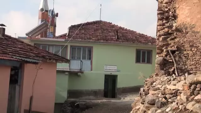 Ahatlar köyünün 136 yıllık camisinin kalem işi süslemeleri göz kamaştırıyor Ahatlar köyünün 136 yıllık camisinin kalem işi süslemeleri göz kamaştırıyor