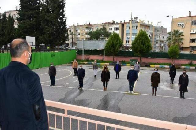 Bakan Selçuk: On binlerce okulumuzda bugün İstiklal Marşı okundu Bakan Selçuk: On binlerce okulumuzda bugün İstiklal Marşı okundu