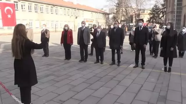 Büyükkılıç ve Çandıroğlu, öğretmenlerle İstiklal Marşı'nı okudu Büyükkılıç ve Çandıroğlu, öğretmenlerle İstiklal Marşı'nı okudu