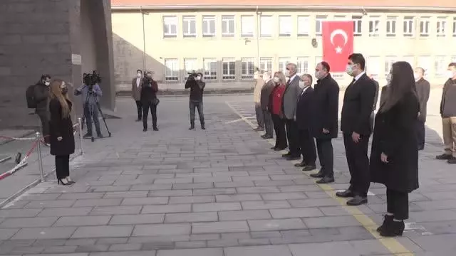 Büyükkılıç ve Çandıroğlu, öğretmenlerle İstiklal Marşı'nı okudu Büyükkılıç ve Çandıroğlu, öğretmenlerle İstiklal Marşı'nı okudu