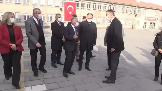 Büyükkılıç ve Çandıroğlu, öğretmenlerle İstiklal Marşı'nı okudu Büyükkılıç ve Çandıroğlu, öğretmenlerle İstiklal Marşı'nı okudu