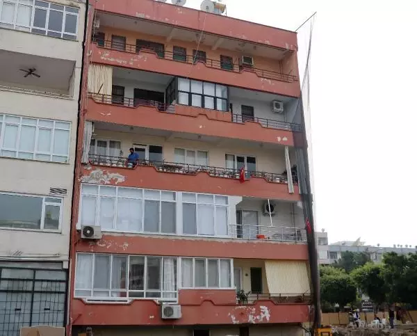 Son dakika: Bitişikteki bina yıkılırken, kendi binaları hasar gören vatandaşlar sokakta kaldı