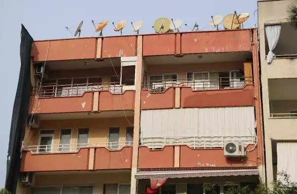 Son dakika: Bitişikteki bina yıkılırken, kendi binaları hasar gören vatandaşlar sokakta kaldı