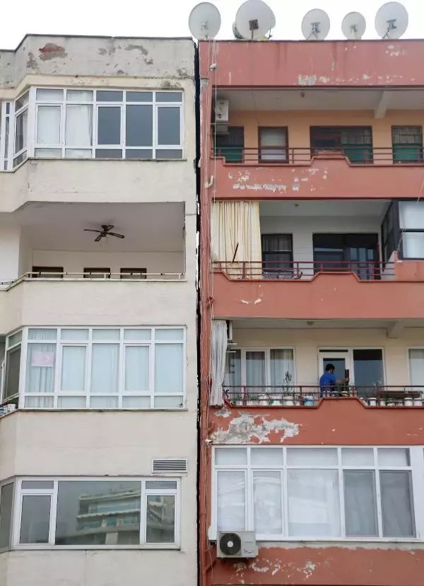 Son dakika: Bitişikteki bina yıkılırken, kendi binaları hasar gören vatandaşlar sokakta kaldı
