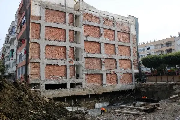 Son dakika: Bitişikteki bina yıkılırken, kendi binaları hasar gören vatandaşlar sokakta kaldı