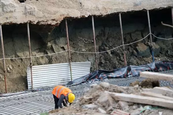 Son dakika: Bitişikteki bina yıkılırken, kendi binaları hasar gören vatandaşlar sokakta kaldı