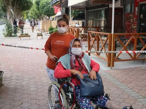 Son dakika: Bitişikteki bina yıkılırken, kendi binaları hasar gören vatandaşlar sokakta kaldı