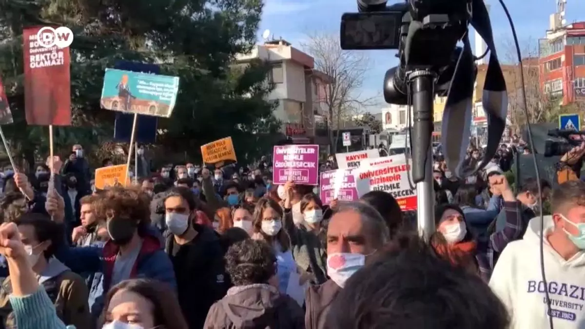 'Çıplak aramaya direnen öğrenciler darp edildi'