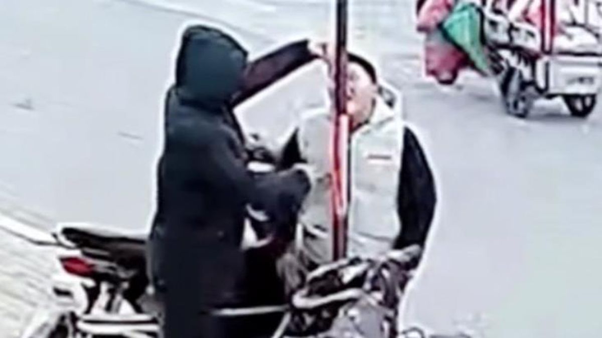 Eksi 15 derecede direği yalayınca dili yapıştı, gencin görüntüleri sosyal medyada viral oldu
