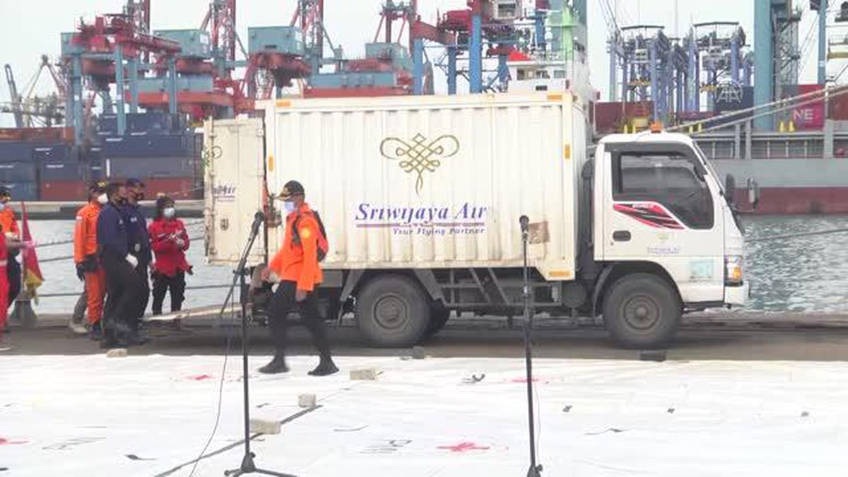 Endonezya'da dalgıçlar yolcu uçağının karakutusuna ulaşmaya çalışıyor