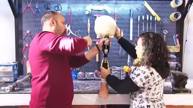 Engelli genç kız, hayırseverlerin protez bacak yardımıyla 29 yıl sonra ilk adımını attı Engelli genç kız, hayırseverlerin protez bacak yardımıyla 29 yıl sonra ilk adımını attı