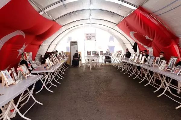 Evlat nöbetindeki baba: Nereye kadar Kandil'e vekillik yapacaksınız? Evlat nöbetindeki baba: Nereye kadar Kandil'e vekillik yapacaksınız?