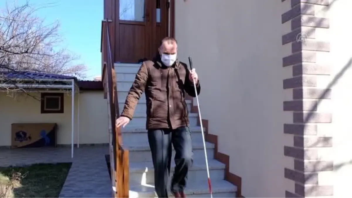 Görme engelli müezzin yaşam ve eğitim azmiyle gönüllere ışık oluyor