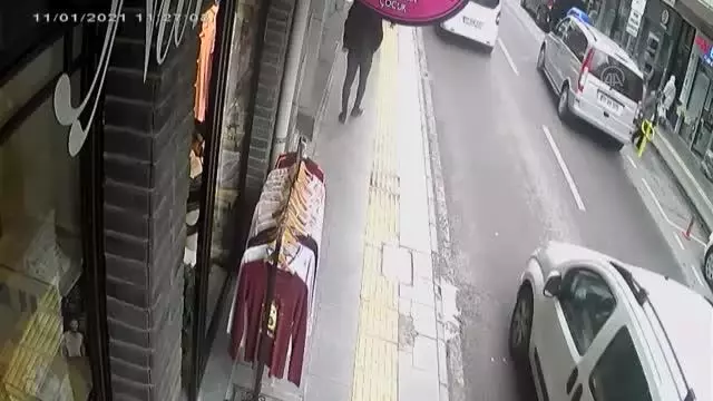 Yalova'da iş yerlerinin camlarına ve AK Parti tabelasına zarar veren şüpheli yakalandı Yalova'da iş yerlerinin camlarına ve AK Parti tabelasına zarar veren şüpheli yakalandı