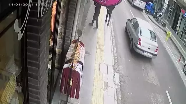 Yalova'da iş yerlerinin camlarına ve AK Parti tabelasına zarar veren şüpheli yakalandı Yalova'da iş yerlerinin camlarına ve AK Parti tabelasına zarar veren şüpheli yakalandı