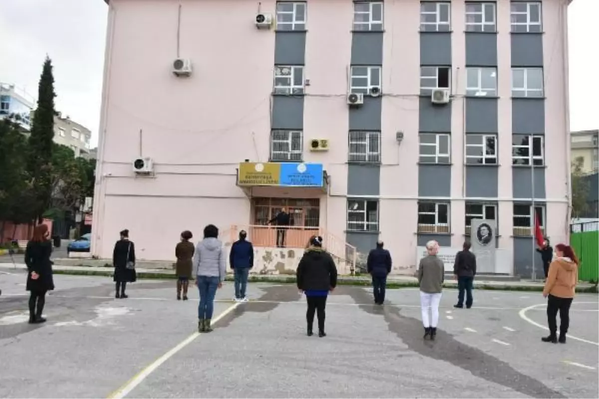 İzmir'de okul bahçesinde bayrak töreni