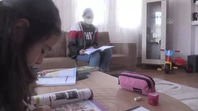 KAHRAMANMARAŞ - Öğrenciler 'Okulların bahçesinde İstiklal Marşı okunsun' çağrısına evlerinden katıldı KAHRAMANMARAŞ - Öğrenciler 'Okulların bahçesinde İstiklal Marşı okunsun' çağrısına evlerinden katıldı