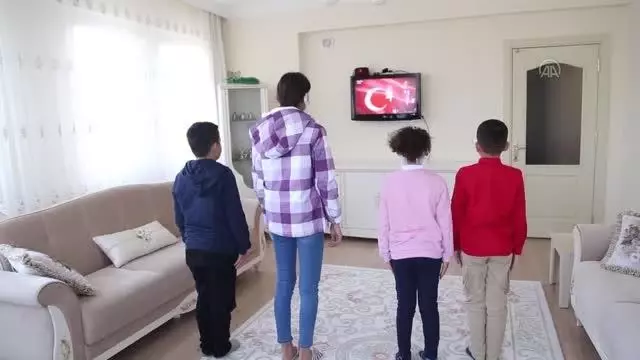 KAHRAMANMARAŞ - Öğrenciler 'Okulların bahçesinde İstiklal Marşı okunsun' çağrısına evlerinden katıldı KAHRAMANMARAŞ - Öğrenciler 'Okulların bahçesinde İstiklal Marşı okunsun' çağrısına evlerinden katıldı