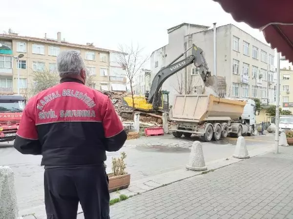 Kartal'da riskli 2 bina yıkıldı Kartal'da riskli 2 bina yıkıldı