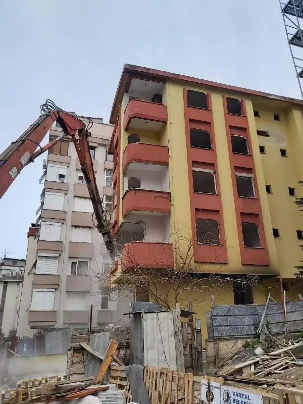 Kartal'da riskli 2 bina yıkıldı Kartal'da riskli 2 bina yıkıldı