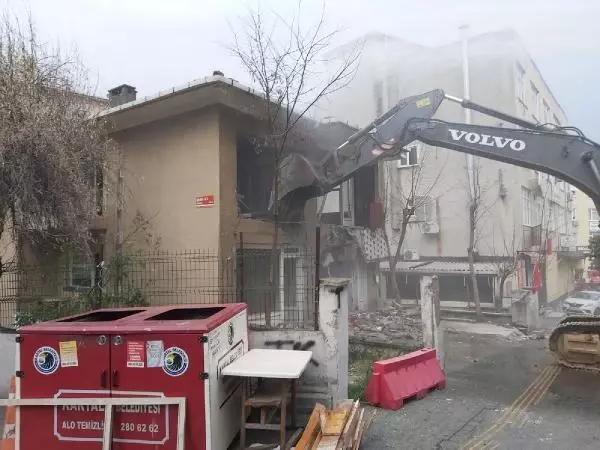 Kartal'da riskli 2 bina yıkıldı Kartal'da riskli 2 bina yıkıldı