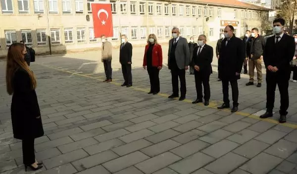 Büyükkılıç ve Çandıroğlu, öğretmenlerle İstiklal Marşı'nı okudu Büyükkılıç ve Çandıroğlu, öğretmenlerle İstiklal Marşı'nı okudu