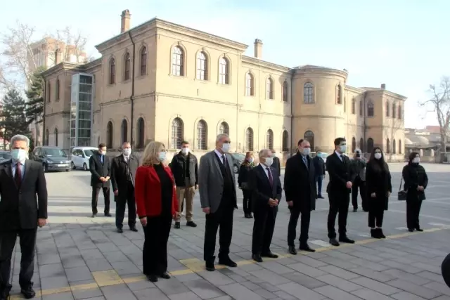 Büyükkılıç ve Çandıroğlu, öğretmenlerle İstiklal Marşı'nı okudu Büyükkılıç ve Çandıroğlu, öğretmenlerle İstiklal Marşı'nı okudu