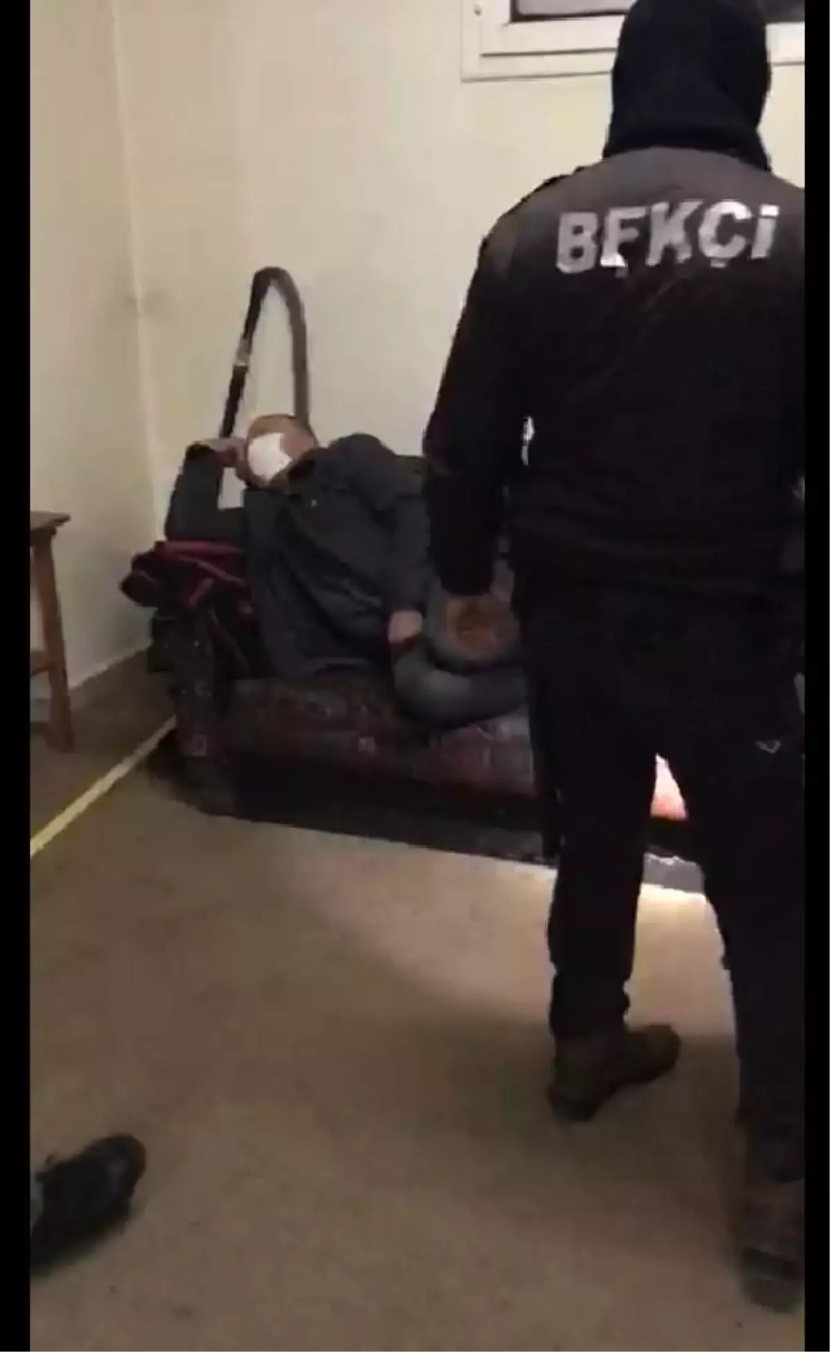 Kumar oynarken basılınca koltuğa uzanıp uyuyor gibi davrandı