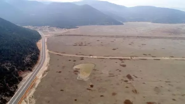 Son dakika haberleri | Kuruyan Avlan Gölü, koyun ve keçi sürülerine kaldı Son dakika haberleri | Kuruyan Avlan Gölü, koyun ve keçi sürülerine kaldı