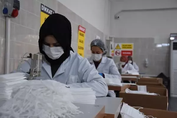 Kütahya'da 50 kadın, 9 ayda 4 milyon maske üretti Kütahya'da 50 kadın, 9 ayda 4 milyon maske üretti