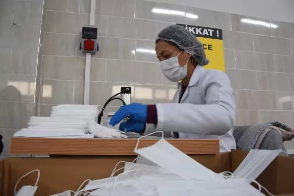 Kütahya'da 50 kadın, 9 ayda 4 milyon maske üretti Kütahya'da 50 kadın, 9 ayda 4 milyon maske üretti