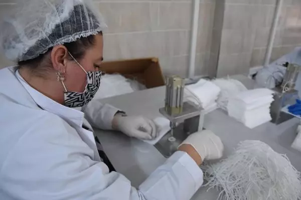 Kütahya'da 50 kadın, 9 ayda 4 milyon maske üretti Kütahya'da 50 kadın, 9 ayda 4 milyon maske üretti