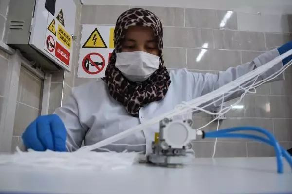 Kütahya'da 50 kadın, 9 ayda 4 milyon maske üretti Kütahya'da 50 kadın, 9 ayda 4 milyon maske üretti