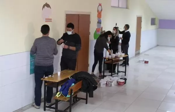 Öğretmenler pandemi sürecinde okulu renklendirdi