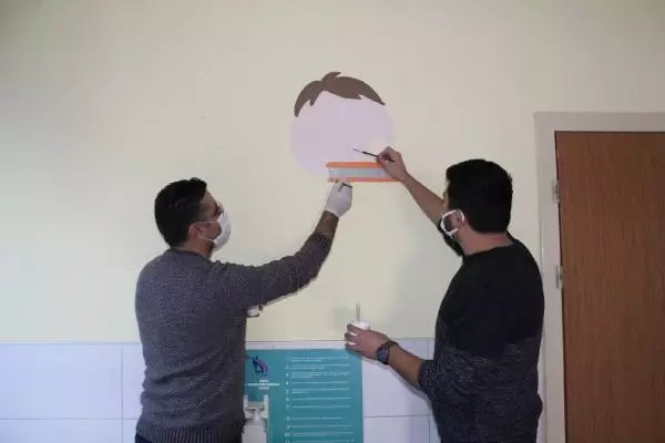 Öğretmenler pandemi sürecinde okulu renklendirdi